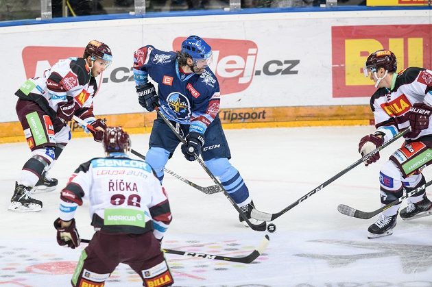 Jaromír Jágr z Kladna a hokejisté Sparty Matúš Sukeľ, Robert Říčka a Jan Košťálek během utkání Tipsport extraligy.