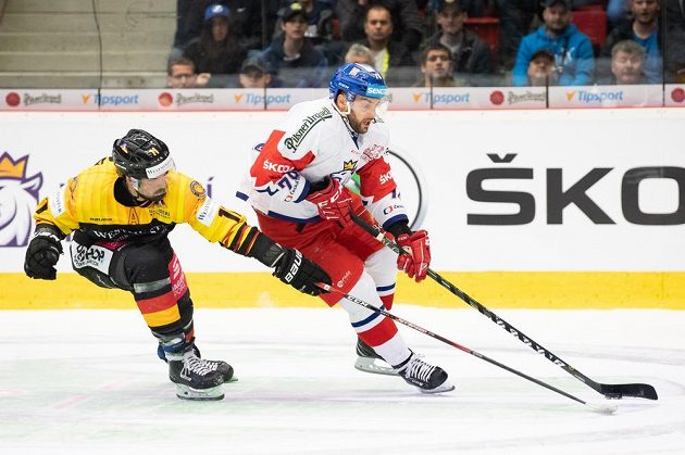Marco Nowak z Německa a Robin Hanzl (vpravo) z Česka během utkání Euro Hockey Challenge.
