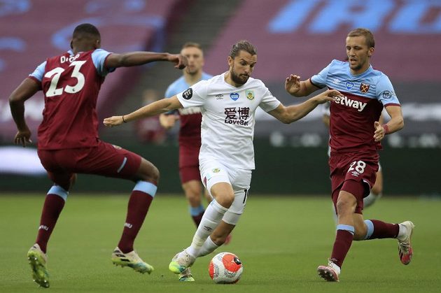Fotbalista Burnley Jay Rodriguez s míčem, zastavit se ho snaží Issa Diop a Tomáš Souček z West Hamu během utkání Premier League.