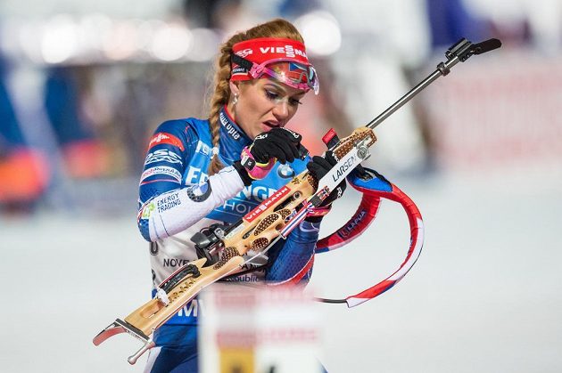 Gabriela Koukalová při střelbě vstoje, v níž ztratila šance na pódiové umístění ve sprintu žen v Novém Městě na Moravě.
