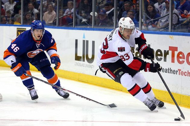 Útočník Ottawy Senators Aleš Hemský (vpravo) v utkání proti New Yorku Islanders. Stíhá ho obránce Ostrovanů Matt Donovan.