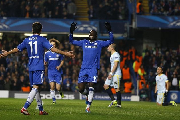 Fotbalisté Chelsea Demba Ba (uprostřed) a Oscar se radují z gólu v duelu proti Bukurešti.