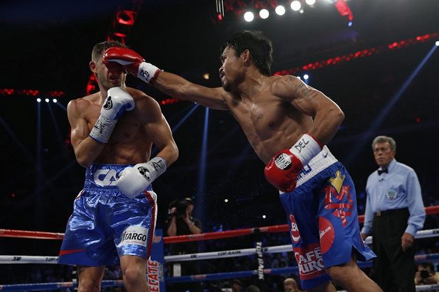 Manny Pacquiao zasazuje Američanovi Chrisovi Algierimu jeden z mnoha přesných a tvrdých úderů v duelu o pás mistra světa organizace WBO ve velterové váze.