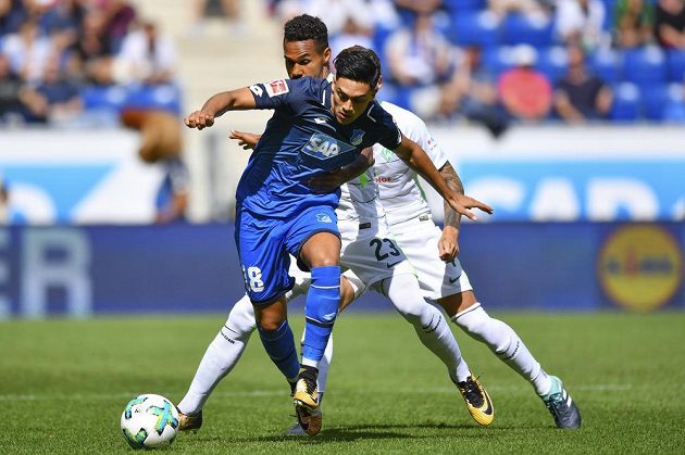 Theodor Gebre Selassie v dresu Werderu Brémy (s číslem 23) stíhá Nadiema Amiriho z Hoffenheimu.