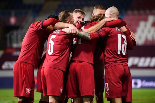 Fotbalisté české reprezentace oslavují gól na 2:0 během utkání Ligy národů se Slovenskem.