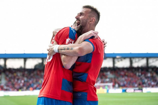 Fotbalisté Viktorie Plzeň Michael Krmenčík (vlevo) a Radim Řezník oslavují gól na 1:0 během utkání 2. kola Fortuna ligy, kdy byl soupeřem Západočechů Slovan Liberec.