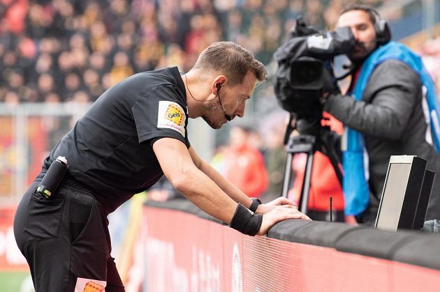 Rozhodčí Karel Hrubeš zkoumá video po zákroku Florina Nity na Josefa Hušbauera během Slavia - Sparta.