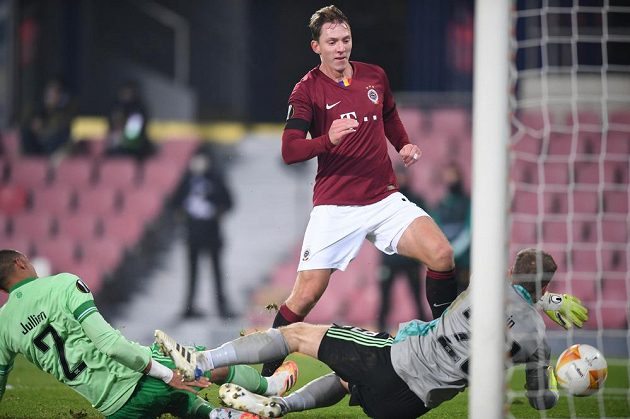 Sparťan Lukáš Juliš dává gól na 2:1 v utkání Evropské ligy s Celtikem Glasgow.