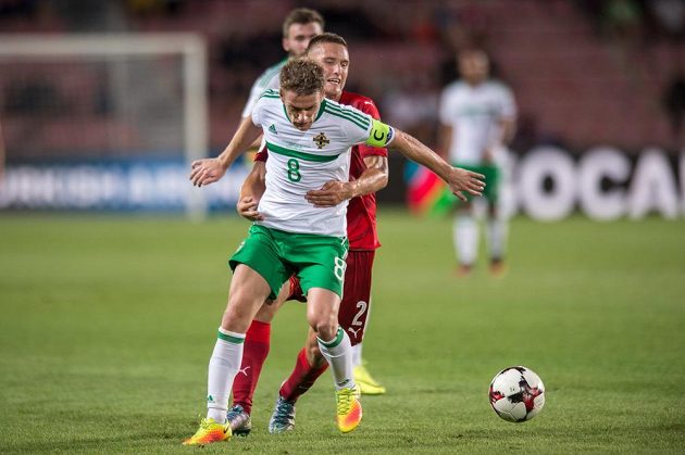 Steven Davis ze Severního Irska (vpředu) a český obránce Pavel Kadeřábek během kvalifikačního zápasu MS 2018 v Praze na Letné.