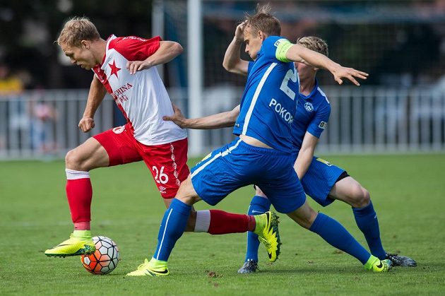 Útočník pražské Slavie Mick van Buren (vlevo) a liberecký stoper Lukáš Pokorný během finálového zápasu turnaje v Čelákovicích.
