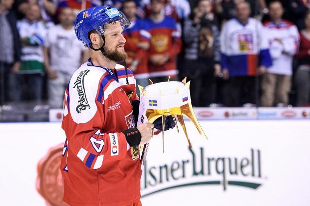 Kapitán českého týmu Michal Jordán s trofejí pro vítěze Carlson Hockey Games.