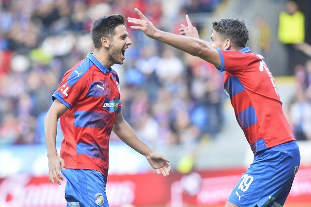 Plzeňská radost. Gól v síti Teplic slaví střelec Aleš Čermák s Janem Kovaříkem.