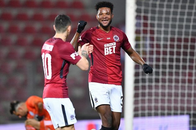 Sparťané Benjamin Tetteh (vpravo) a Nicolae Stanciu se radují z gólu proti Mladé Boleslavi.