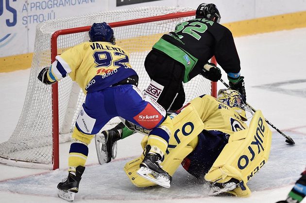 Jakub Orsava z Boleslavi střílí čtvrtý gól. Vlevo Tomáš Valenta a vpravo brankář Tomáš Štůrala, oba ze Zlína.