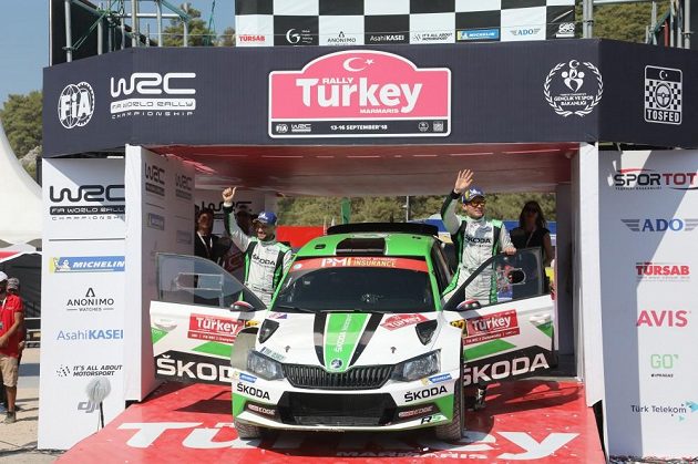 Jan Kopecký (vpravo) s Pavlem Dreslem po vítězství v Turecké rallye.