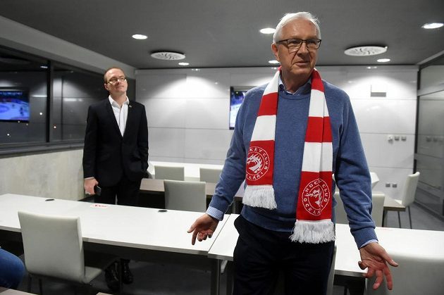 Prezidentský kandidát Jiří Drahoš (vpravo) navštívil v Třinci zápas hokejové Ligy mistrů s Jyväskylä. Na snímku v tiskovém středisku na zimním stadionu odpovídá na dotazy novinářů. Vlevo je tiskový mluvčí Ocelářů Radim Sajbot.