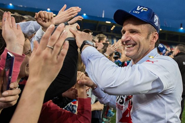Trenér Karel Krejčí se zdraví s fanoušky během oslav titulu v Doosan Areně v Plzni.
