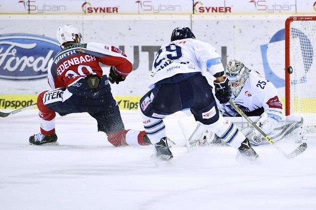 Brankář Ján Lašák a Lukáš Krenželok z Liberce a Tyler Redenbach (vlevo) z Pardubic.