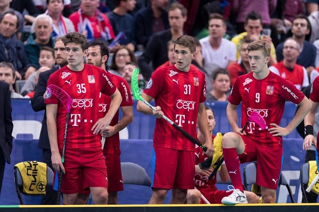 Česká střídačka, zleva Marek Beneš, Josef Rýpar a Filip Langer sleduje semifinále MS s Finy.