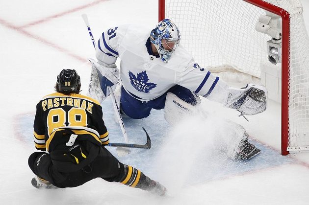Brankář Toronta Maple Leafs Frederik Andersen (31) likviduje šanci útočníka Bostonu Bruins Davida Pastrňáka (88) během utkání 1. kola play off NHL.