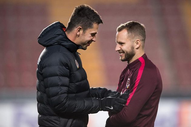 Trenér Sparty Praha David Holoubek a Michal Kadlec během předzápasového tréninku před utkáním se Southamptonem.