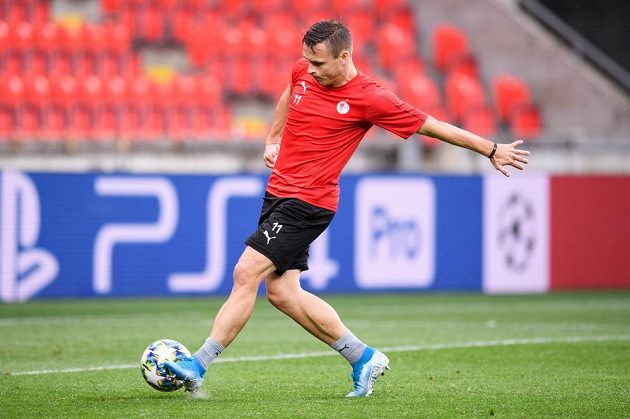 Stanislav Tecl ze Slavie Praha během tréninku před utkáním základní skupiny Ligy mistrů s Borussií Dortmund.