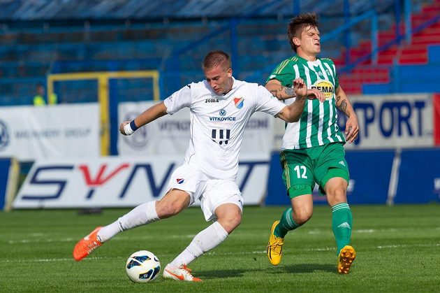 Stoper Baníku Jan Baránek (vlevo) a útočník Bohemians 1905 Elvis Bratanovič v utkání 9. kola Synot ligy.