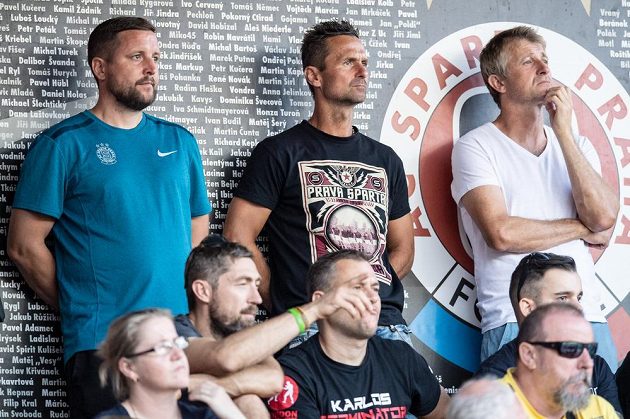 Zleva Luděk Stracený, Jiří Novotný a Michal Horňák sledují utkání Sparty se Slováckem. Právě Novotný by se mohl stát asistentem trenéra Ščasného.