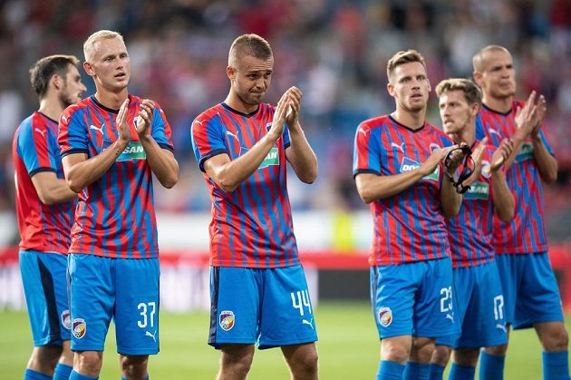 Fotbalisté Viktoria Plzeň (zleva): Ondřej Mihálik, Luděk Pernica, Lukáš Kalvach, Patrik Hrošovský a Adam Hloušek děkují fanouškům po utkání 2. předkola Ligy mistrů s Olympiakosem.