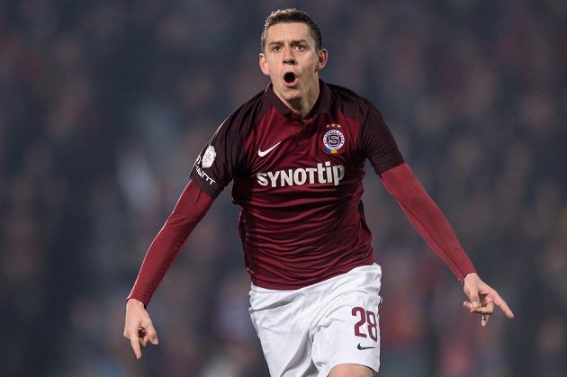 Obránce Sparty Praha Ondřej Zahustel oslavuje gól na 3:1 během derby se Slavií.