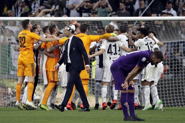 Fotbalisté Juventusu Turín mohli po vítězném zápase s Fiorentinou slavit zisk mistrovského titulu.