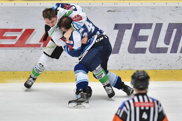 Radan Lenc (vlevo) z Boleslavi a Tomáš Slovák z Plzně v bitce v utkání 33. extraligového kola.