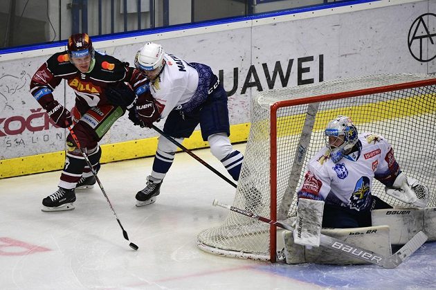 Zleva Miroslav Forman ze Sparty, Patrik Machač a brankář Denis Godla z Kladna v utkání 49. kola.