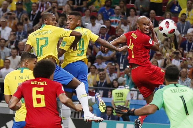 Nešťastná chvíle pro Brazilce Fernandinha (17), míč při téhle situaci v utkání s Belgií usměrnil do vlastní brány.