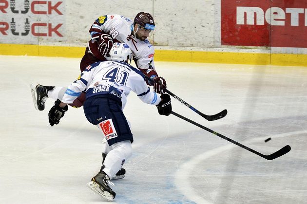 Sparťanský útočník Andrej Kudrna (vzadu) a plzeňský obránce Michal Špaček během šestého semifinálového duelu play off.