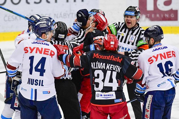 Strkanice hráčů před brankou Liberce během utkání hokejové extraligy v Hradci Králové.