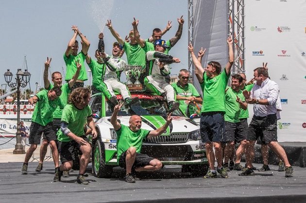 Jan Kopecký s týmem v cíli Rallye Sardinia 2018. Třetí start v MS 2018, třetí vítězství.