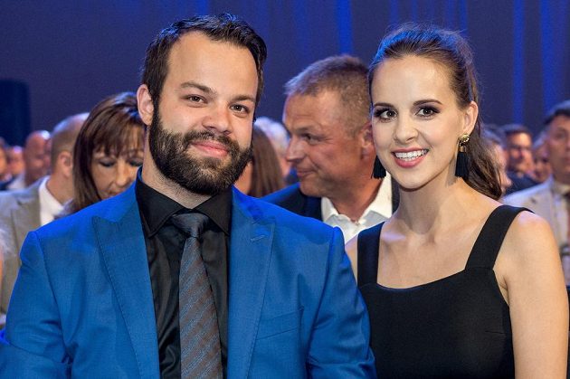 Hokejista Radko Gudas s partnerkou během slavnostního vyhlášení ankety Zlatá hokejka 2017.