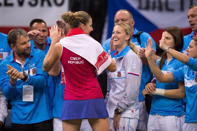 Karolína Plíšková, Petra Kvitová a Lucie Šafářová po druhém zápase s Marií Šarapovovou ve finále Fed Cupu v Praze.
