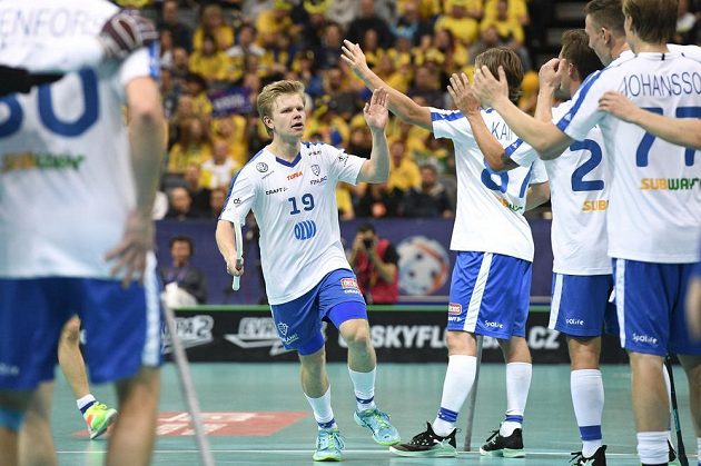 Joonas Pylsy z Finska (uprostřed) přijímá gratulaci od spoluhráčů ke gólu proti Čechům.