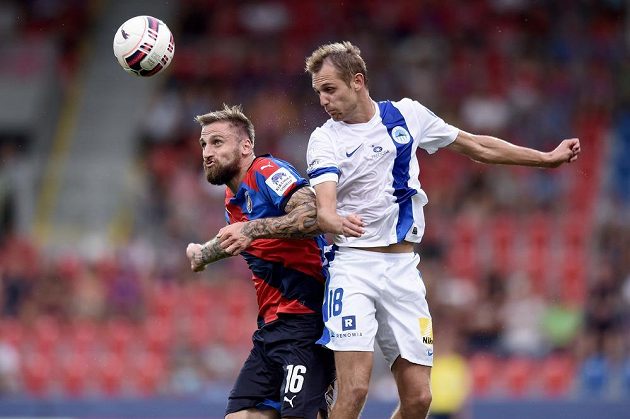 Plzeňský útočník Jan Holenda (vlevo) v hlavičkovém souboji s libereckým Mudrou.