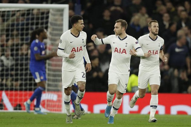 Fotbalisté Tottenhamu Dele Alli (vlevo) a Christian Eriksen slaví gól při utkání Ligy mistrů.