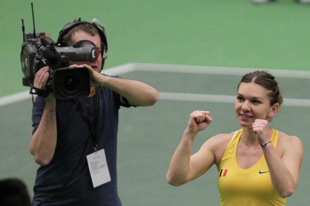 Simona Halepová a její radost. Porazila Karolínu Plíškovou a Rumunsko vede v 1. kole Fed Cupu 2:1 na zápasy.
