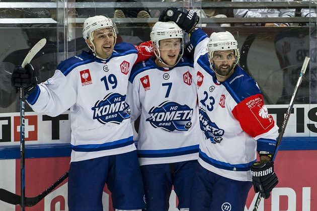 Hokejisté Komety Brno Lukáš Nahodil, Tomáš Bartejs a Tomáš Svoboda slaví během odvetného osmifinále Ligy mistrů na ledě švýcarského EV Zug.