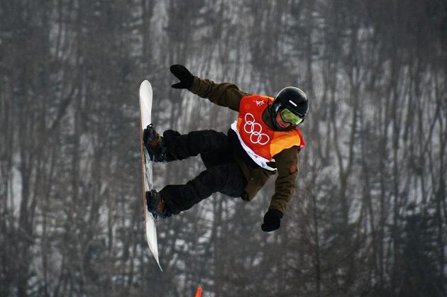 Snowboardista Petr Horák při olympijské jízdě.