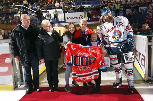 Jan Výtisk z Vítkovic (vpravo) nastoupil ke svému 1000. zápasu v extralize, jubilejní dres s ním převzali manželka, děti i jeho rodiče.