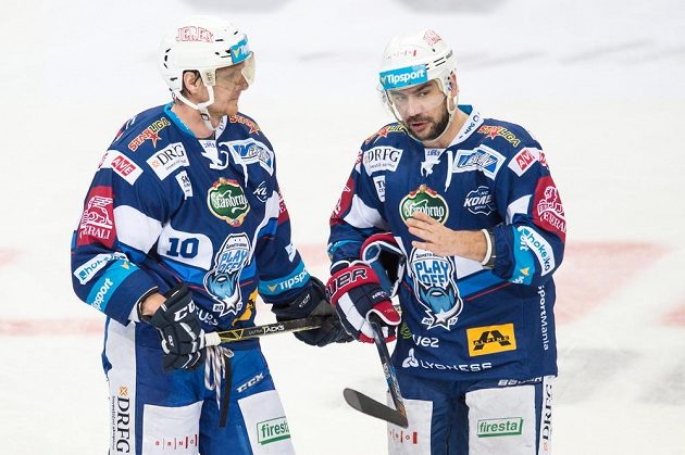 Hokejisté Brna Martin Erat (vlevo) a Jozef Kováčik během druhého utkání čtvrtfinále Generali play off na ledě Sparty.