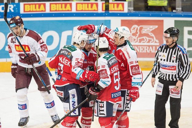 Hokejisté Pardubic (zleva) David Tomášek, Tomáš Rolinek, Nicholas Schaus a Petr Sýkora oslavují snižující gól na 1:3 proti Spartě.