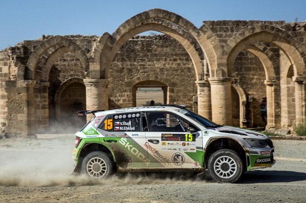 Vojtěch Štajf se Škodou Fabia R5 na trati Kyperské rallye.
