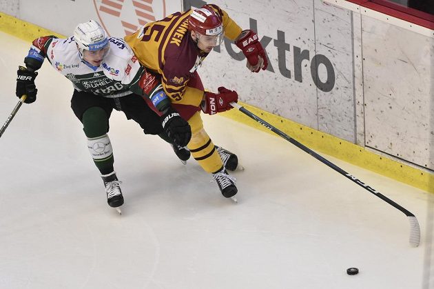 Marek Baránek z Energie Karlovy Vary a David Kajínek z Jihlavy v souboji během utkání 5. kola baráže o hokejovou extraligu.